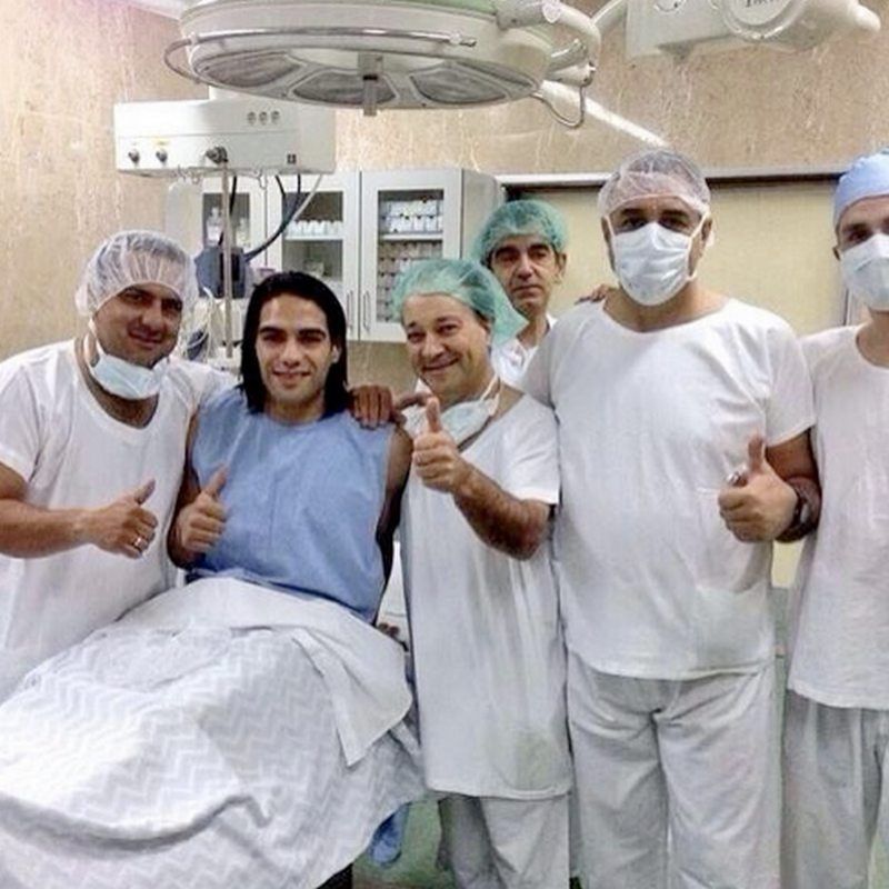 صورة الأطباء مع فالكاو